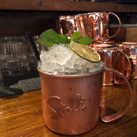 Moscow mule i kopparmugg med mynta och lime