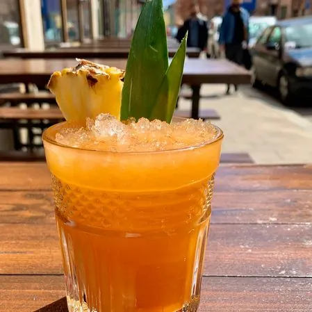 Drink med ananas och krossad is på uteserveringen