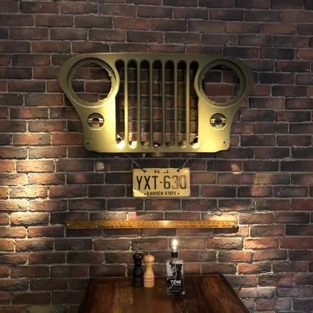 Jeep-grill monterad på tegelväggen i lokalen