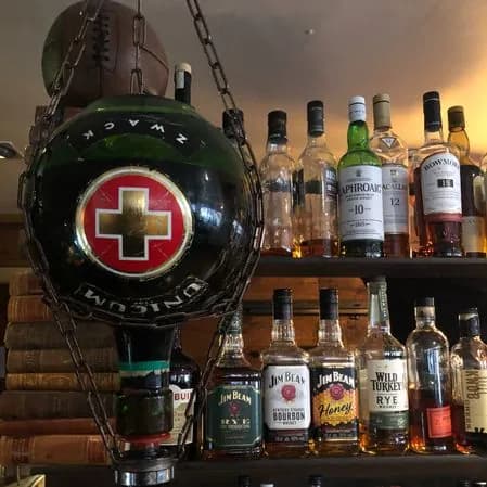 Hylla med whisky och inredningsdetaljer i baren
